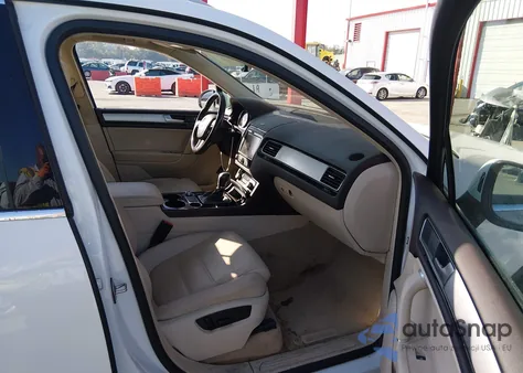 2017 Volkswagen Touareg V6 Sport z USA, uszkodzony, nr VIN WVGEF7BP0HD001110